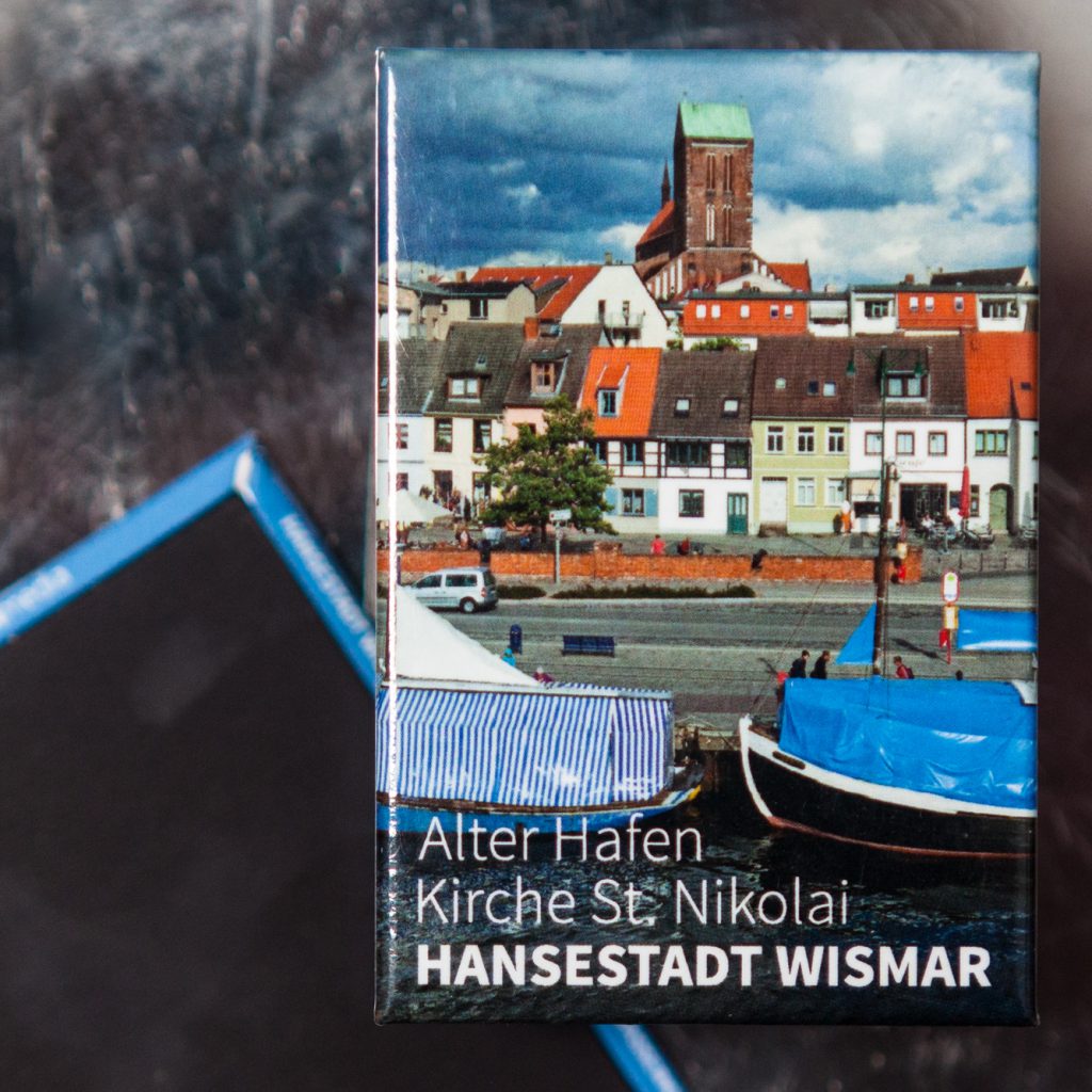 W037H-M: Magnet Wismar: Alter Hafen, Lohberg, Kirchturm St. Nikolai und Fischverkaufsschiffe