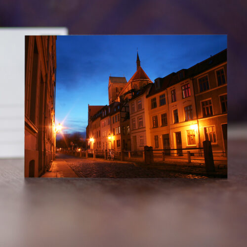 Postkarte Wismar W007: Mühlengrube und St. Nikolai am Abend