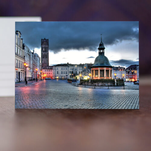 Postkarte Wismar W011: Marktplatz mit Wasserkunst am Abend