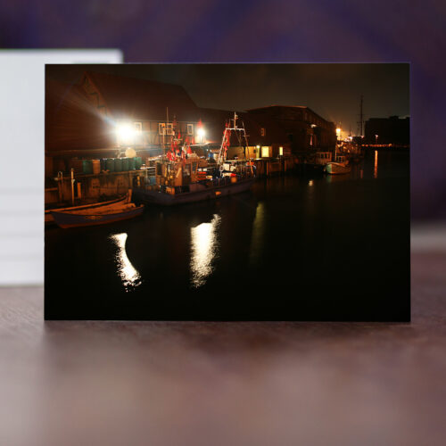 Postkarte Wismar W032: Alter Hafen mit Fischerbooten in der Nacht