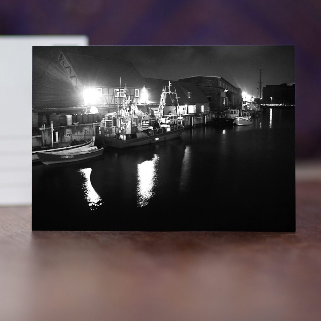 Postkarte Wismar W032sw: Alter Hafen mit Fischerbooten in der Nacht