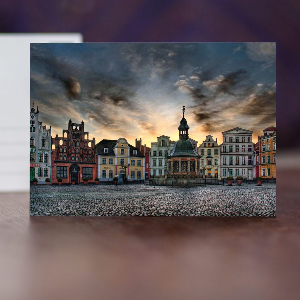 Postkarte Wismar W034: Marktplatz mit Wasserkunst am Morgen