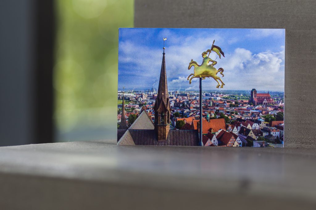 Postkarte Wismar W057: Reiterfigur auf Kirche St. Georgen