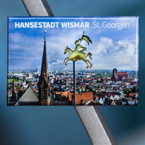 Magnet W057-M: Altstadt der Hansestadt Wismar, Reiterfigur auf einem der Südgiebeltürme der Kirche St. Georgen und Vierungsturm; im Hintergrund Kirche St. Nikolai und Holzhafen.