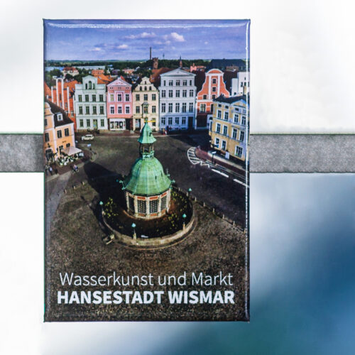 Magnet W058-M: Altstadt der Hansestadt Wismar, Historische Wasserkunst auf dem Marktplatz vor Giebelhäusern.