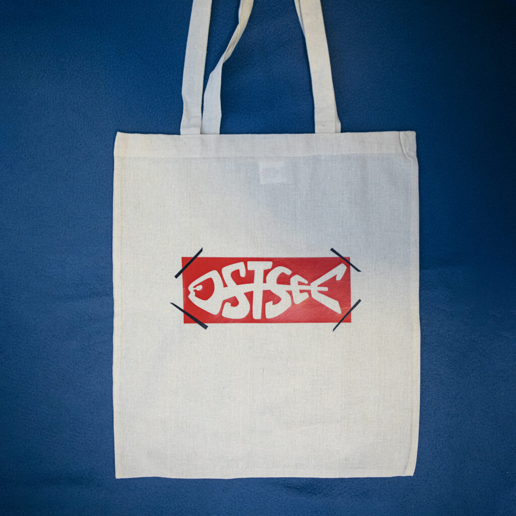 Beutel Typofisch "Ostsee" (Optik wie Schild mit Klebestreifen)