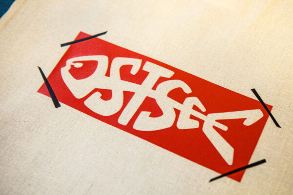 Beutel Typofisch "Ostsee" (Optik wie Schild mit Klebestreifen) – Bild 4