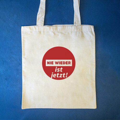 Beutel "Nie wieder ist jetzt" in der Art eines Verkehrsschildes. In verschiedenen Farben und Größen. Für Frieden und Miteinander; gegen Rassismus, Rechtsradikalismus, rechte Vereinnahmung und die AfD. Jutebeutel