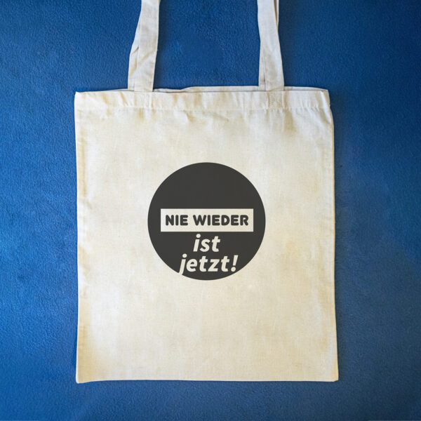 Beutel "Nie wieder ist jetzt" in der Art eines Verkehrsschildes. In verschiedenen Farben und Größen. Für Frieden und Miteinander; gegen Rassismus, Rechtsradikalismus, rechte Vereinnahmung und die AfD. Jutebeutel