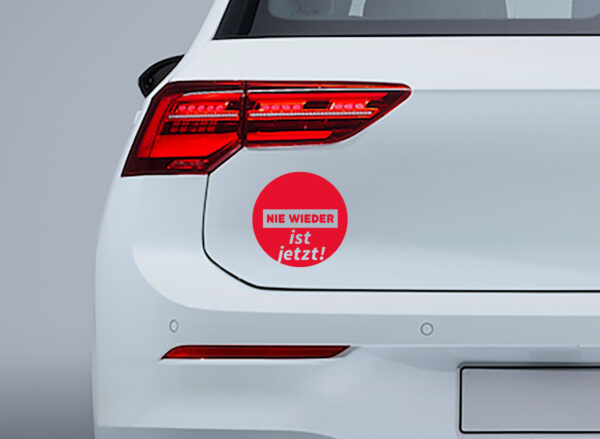 Aufkleber "Nie wieder ist jetzt" in der Art eines Verkehrsschildes. In verschiedenen Farben und Größen. Für Frieden und Miteinander; gegen Rassismus, Rechtsradikalismus, rechte Vereinnahmung und die AfD.