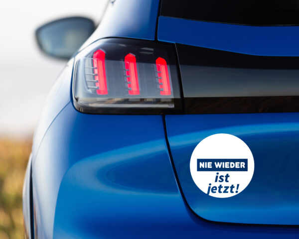 Aufkleber "Nie wieder ist jetzt" in der Art eines Verkehrsschildes. In verschiedenen Farben und Größen. Für Frieden und Miteinander; gegen Rassismus, Rechtsradikalismus, rechte Vereinnahmung und die AfD.