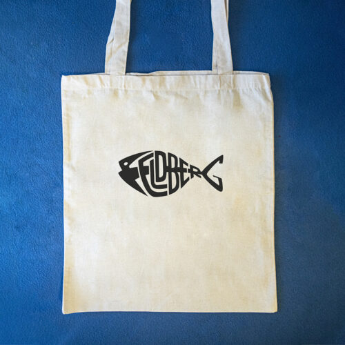 Jutebeutel mit Typofisch "Feldberg". Fischgrätenwort zum Urlaubsort in der Feldberger Seenplatte.