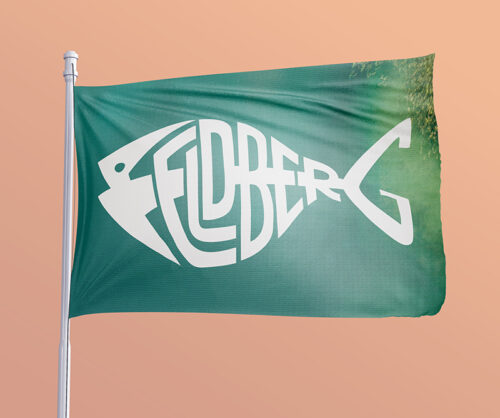 Flagge / Fahne mit Typofisch "Feldberg". Fischgrätenwort zum Urlaubsort in der Feldberger Seenplatte.
