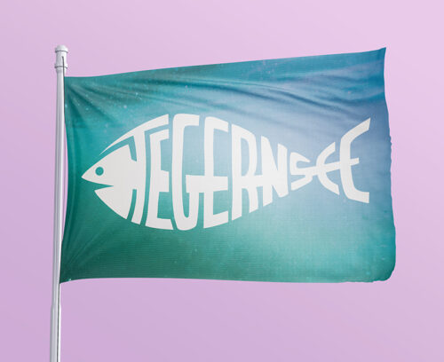 Flagge mit Typofisch "Tegernsee". Fischgrätenwort zum großartigen bayerischen See.