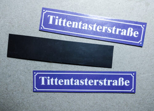 Magnet "Tittentasterstraße" wie Verkehrsschild in Wismar. Magnetfolie, Kühlschrankmagnet, Hansestadt, Tittentaster, Urlaub, Hanse