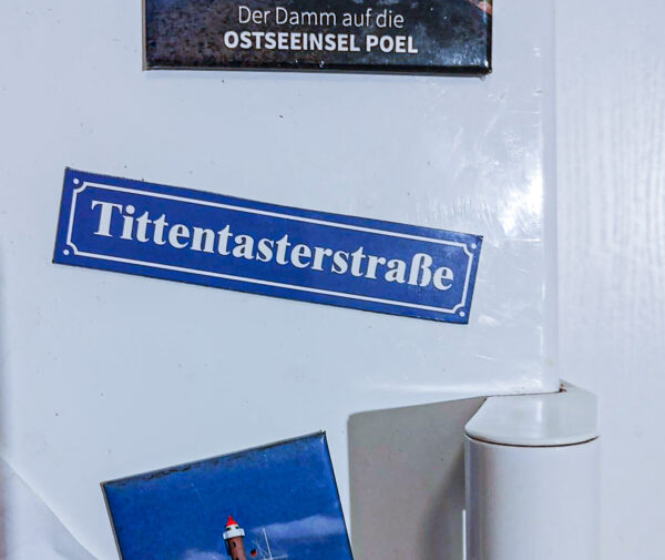Magnet "Tittentasterstraße" wie Verkehrsschild in Wismar. Magnetfolie, Kühlschrankmagnet, Hansestadt, Tittentaster, Urlaub, Hanse