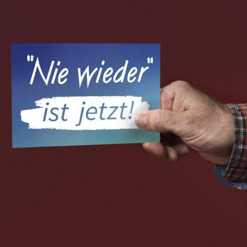 Aufkleber "nie wieder ist jetzt" im Format A7 (10,5 cm x 7,4 cm). Bewusst (Partei-) neutrale Gestaltung, Adhäsion, Aufkleber, auflösen, Demo, Demonstration, Nie wieder ist jetzt, nwij, nie wieder krieg, keine afd, no afd, gegen rassismus, gegen fremdenfeinlichkeit, gegen Hass, gegen Krieg, nie wieder, kein Rechtsruck, wie sind mehr