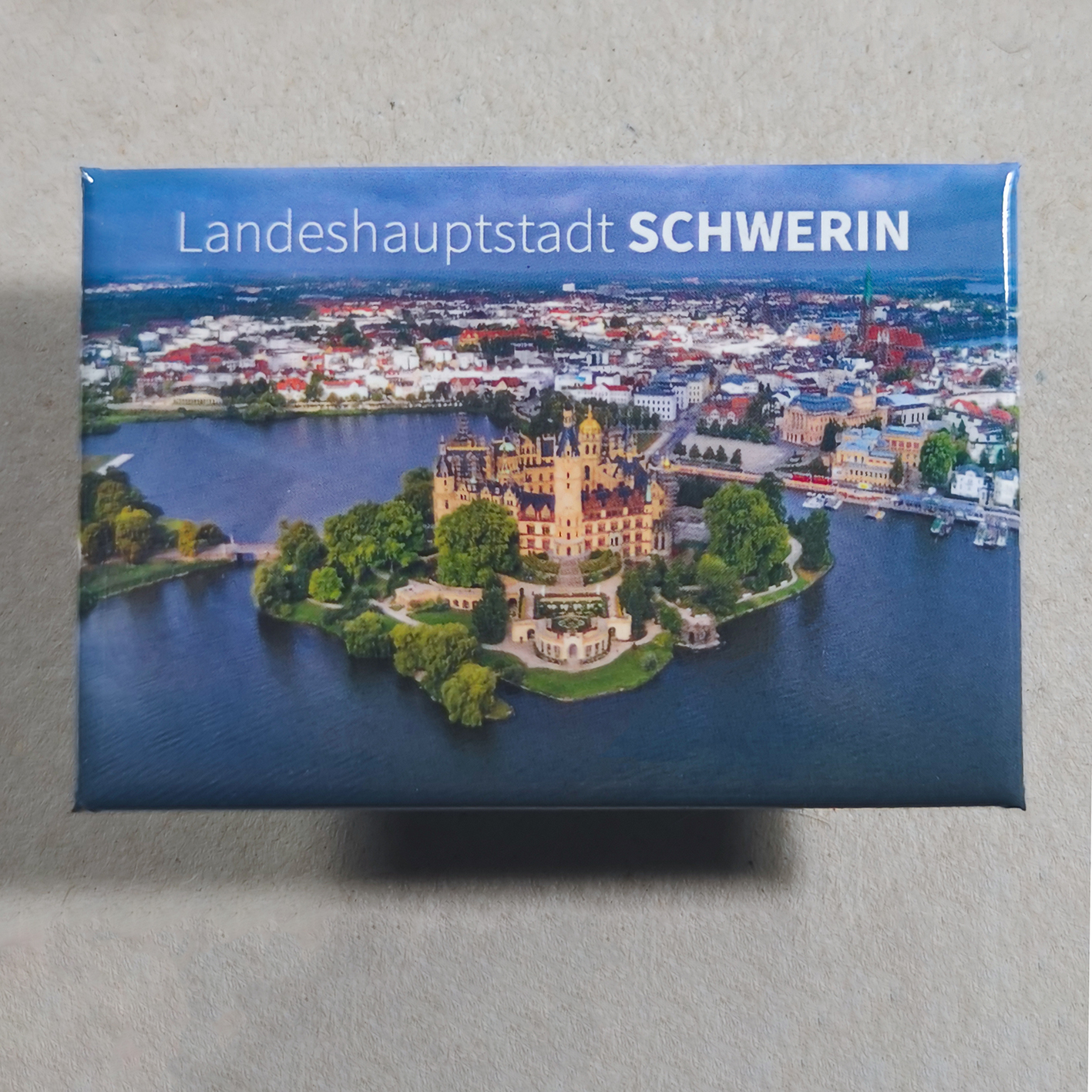 Kühlschrankmagnet von der Landeshauptstadt Schwerin S004-M: Schweriner Schloss und Altstadt der Landeshauptstadt (Ansicht von Osten)